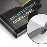 Première de couverture d'un livre intitulé "Architetture Silenziose", avec un zoom sur la reliure.