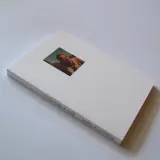Livre blanc à la couverture texturée, orné d'un portrait de l'auteur. Ce récit de vie, une autobiographie, invite à la découverte.