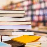 Une pile de livres, certains ouverts, d'autres fermés, évoque une **antanaclase** : chaque livre est une porte vers un monde, et chaque monde est une nouvelle lecture.
