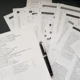 Un cahier de notes avec une liste de mots-clés et des articles de journaux sur le thème des armes. Le synopsis définit le sujet.