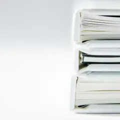 Pile de livres blancs, parfaits pour imprimer un livre en petite quantité.
