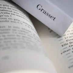 Pages ouvertes d'un livre, avec le nom "Grasset" visible sur une couverture. Un aperçu de la ligne éditoriale de cette maison d'édition.