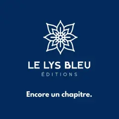 Le logo "Le Lys Bleu Éditions" avec une fleur stylisée. Le slogan "Encore un chapitre." invite à la lecture.