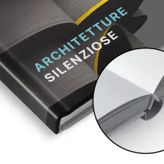 Première de couverture d'un livre intitulé "Architetture Silenziose", avec un zoom sur la reliure.