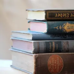 Pile de vieux livres reliés, certains en allemand, évoquant le droit d'auteur livre et le savoir ancien.
