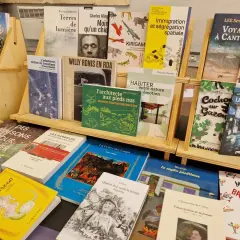 Une sélection de livres d'une maison d'édition indépendante, présentant des sujets variés comme l'urbanisme, la photographie et la sociologie.