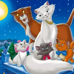 La famille Aristochats, célèbres chats dans la littérature, sur un toit sous la lune.