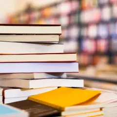 Une pile de livres, certains ouverts, d'autres fermés, évoque une **antanaclase** : chaque livre est une porte vers un monde, et chaque monde est une nouvelle lecture.