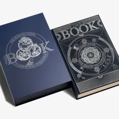 Un coffret bleu marine contient un livre à la couverture sombre ornée de motifs complexes et de textes, dont "THE BOOK" et "LE GUIDE ULTIME POUR REBATIR UNE CIVILISATION". Une page de fin intrigante.