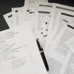 Un cahier de notes avec une liste de mots-clés et des articles de journaux sur le thème des armes. Le synopsis définit le sujet.