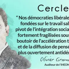 Portrait esquissé d'Olivier Gramail, auditeur à l'IHEDN, avec une citation sur la fragilité des démocraties. Son pseudo qui fait peur ? Peut-être "Techno-Démolisseur".
