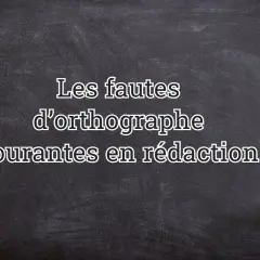 Texte sur un tableau noir : « Les fautes d'orthographe courantes en rédaction ».