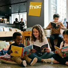 Des enfants plongent dans des albums jeunesse incontournables, un moment de lecture paisible dans un magasin Fnac.