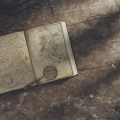 Un livre ouvert avec une carte ancienne, une loupe sur Dhaka, Bangladesh. L'inspiration pour écrire un livre dont vous êtes le héros.