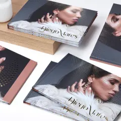 Catalogues de joaillerie Diego Mares avec une couverture soft touch, mettant en avant des bijoux et un portrait féminin.