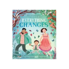 Tranche livre "Everything Changes" : un père, une mère et leur enfant se promènent main dans la main sous un arbre aux fruits rouges et aux fleurs.