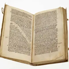 Page de manuscrit ancien avec des lignes de texte manuscrit en latin. Le livre est ouvert, révélant deux pages remplies d'écriture.