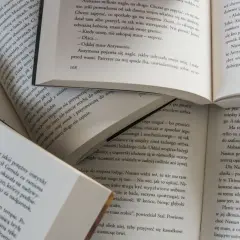 Des livres ouverts, pages remplies de texte, suggèrent la signification de commencer un livre par la fin, une approche narrative intrigante.