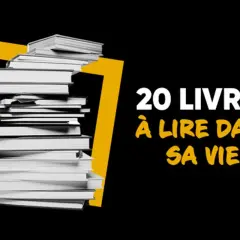 Une pile de livres, encadrée par un 7 jaune, invite à découvrir les grands classiques de la littérature mondiale. 20 livres à lire dans sa vie.