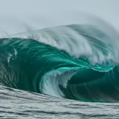 Vague immense et turquoise, un spectacle de la nature. Une idée histoire à écrire sur la puissance des océans et le courage des hommes face à eux.