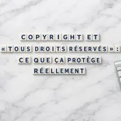 Des lettres forment "Copyright et « Tous droits réservés » : ce que ça protège réellement". Idéal pour une nouvelle maison d'édition.