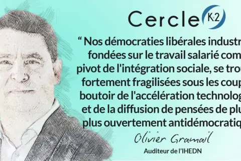 Portrait esquissé d'Olivier Gramail, auditeur à l'IHEDN, avec une citation sur la fragilité des démocraties. Son pseudo qui fait peur ? Peut-être "Techno-Démolisseur".