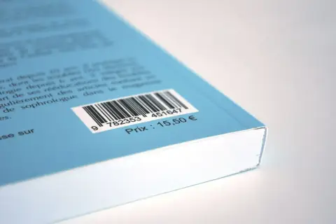 Code-barres ISBN EAN 9782353451647 sur la couverture d'un livre bleu, prix 15,50 €.