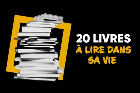 Une pile de livres, encadrée par un 7 jaune, invite à découvrir les grands classiques de la littérature mondiale. 20 livres à lire dans sa vie.
