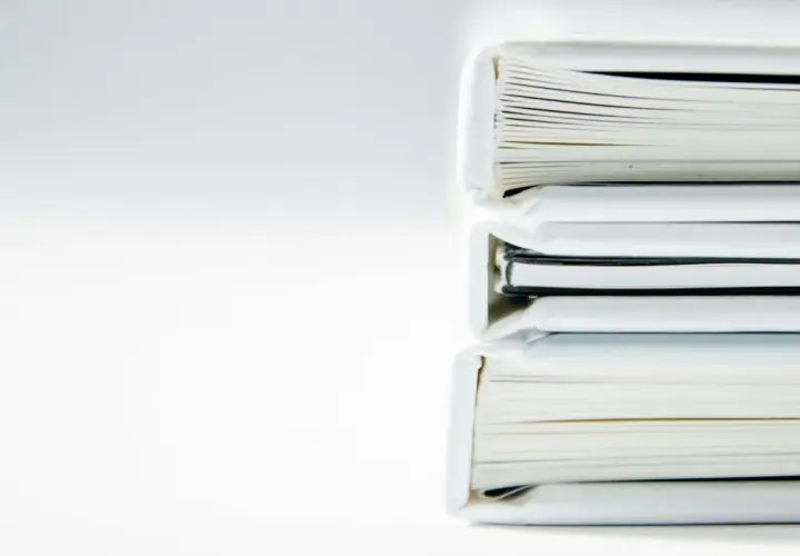 Pile de livres blancs, parfaits pour imprimer un livre en petite quantité.