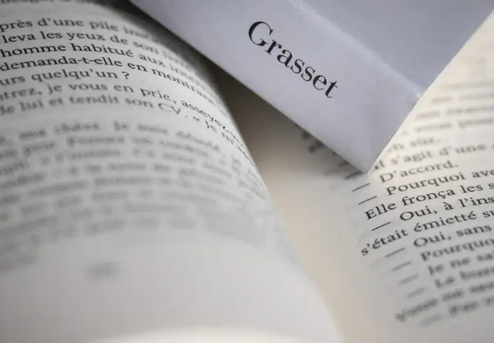 Pages ouvertes d'un livre, avec le nom "Grasset" visible sur une couverture. Un aperçu de la ligne éditoriale de cette maison d'édition.