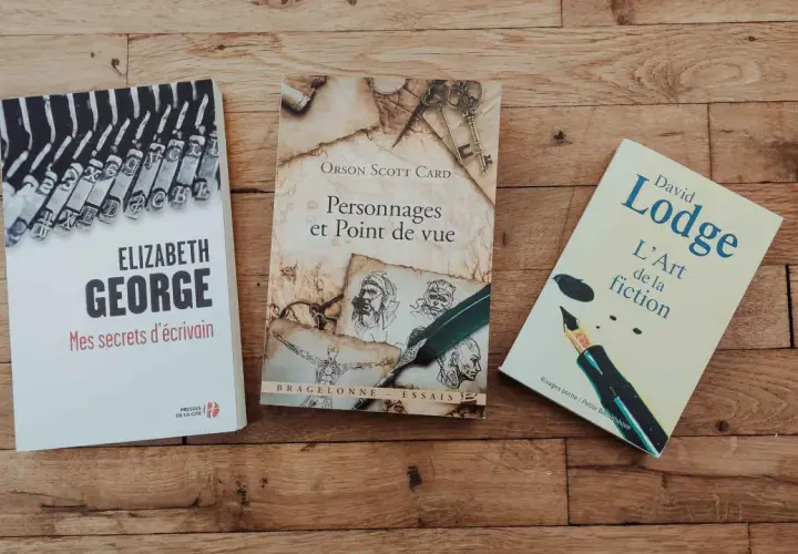 Trois livres sur l'art d'écrire : "Mes secrets d'écrivain" d'Elizabeth George, "Personnages et Point de vue" d'Orson Scott Card, et "L'Art de la fiction" de David Lodge.