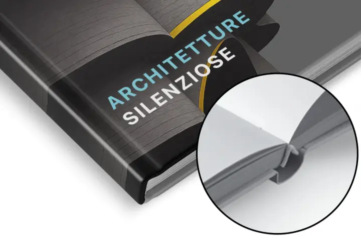 Première de couverture d'un livre intitulé "Architetture Silenziose", avec un zoom sur la reliure.