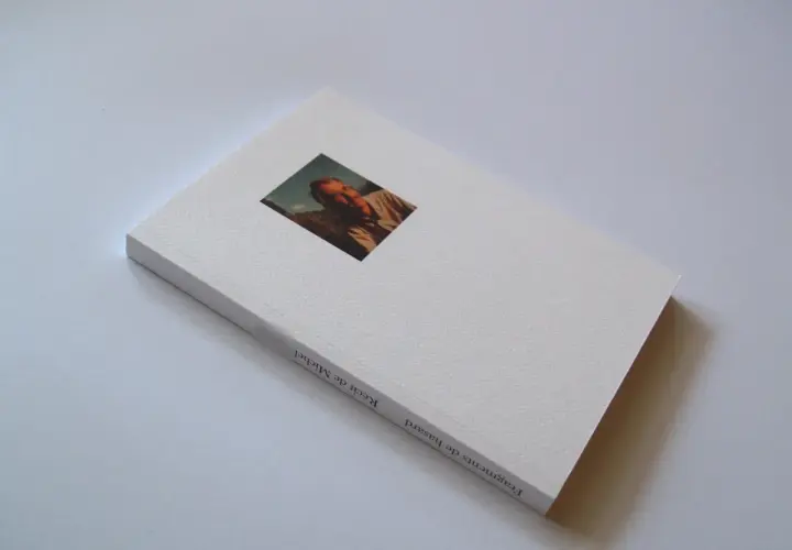 Livre blanc à la couverture texturée, orné d'un portrait de l'auteur. Ce récit de vie, une autobiographie, invite à la découverte.