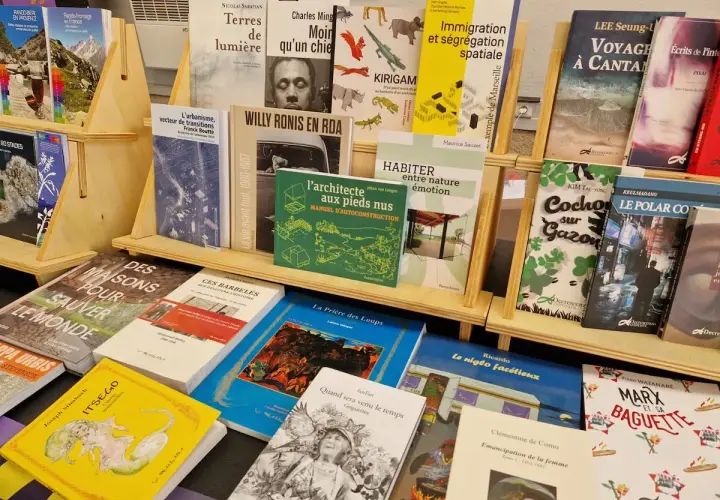 Une sélection de livres d'une maison d'édition indépendante, présentant des sujets variés comme l'urbanisme, la photographie et la sociologie.