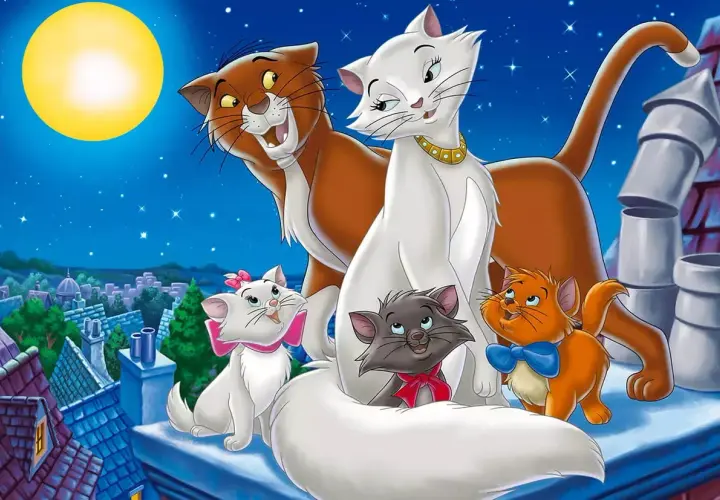 La famille Aristochats, célèbres chats dans la littérature, sur un toit sous la lune.
