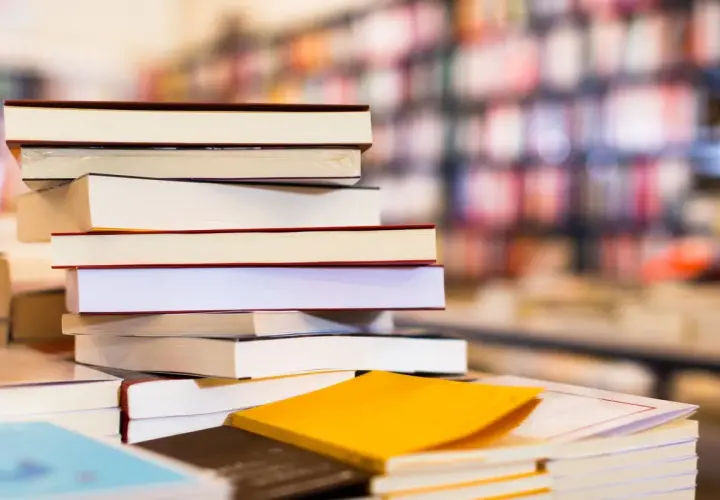 Une pile de livres, certains ouverts, d'autres fermés, évoque une **antanaclase** : chaque livre est une porte vers un monde, et chaque monde est une nouvelle lecture.