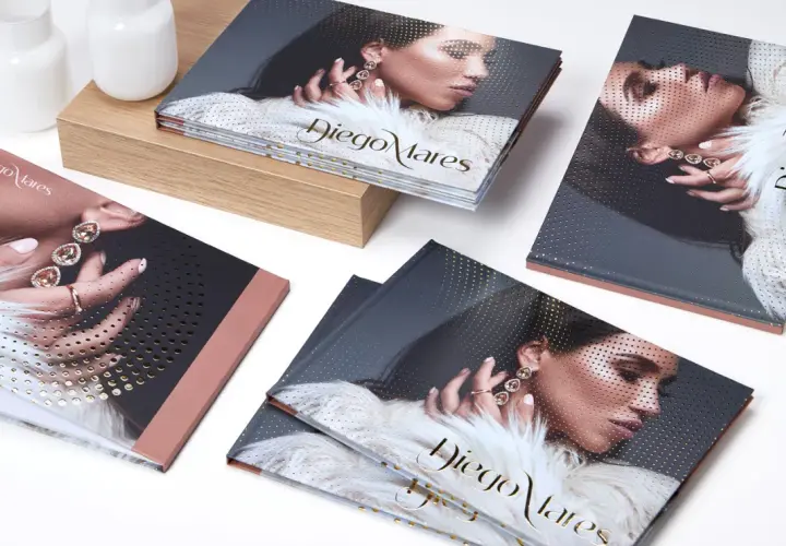 Catalogues de joaillerie Diego Mares avec une couverture soft touch, mettant en avant des bijoux et un portrait féminin.