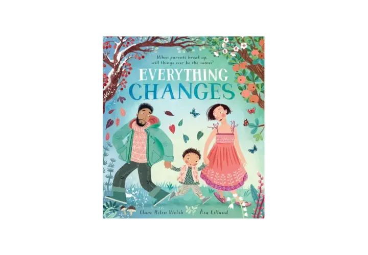 Tranche livre "Everything Changes" : un père, une mère et leur enfant se promènent main dans la main sous un arbre aux fruits rouges et aux fleurs.