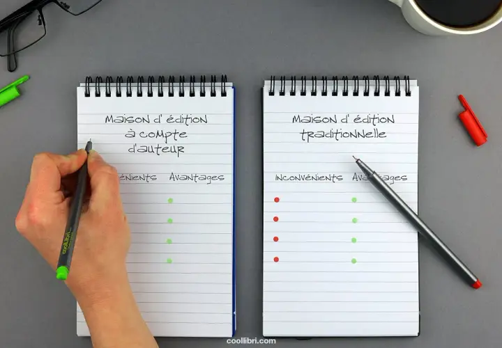 Deux carnets comparant les avantages et inconvénients d'une maison d'édition à compte d'auteur et traditionnelle.