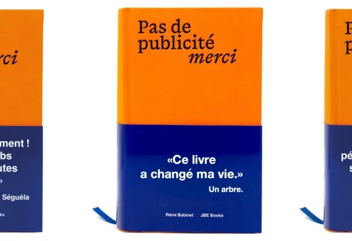 Trois livres orange et bleu. L'un d'eux explique comment faire une chronique sur la publicité.