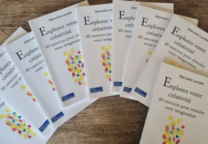 Plusieurs exemplaires du livre "Explorez votre créativité : 40 exercices pour stimuler votre imagination". Un exercice d'écriture gratuit pour tous.
