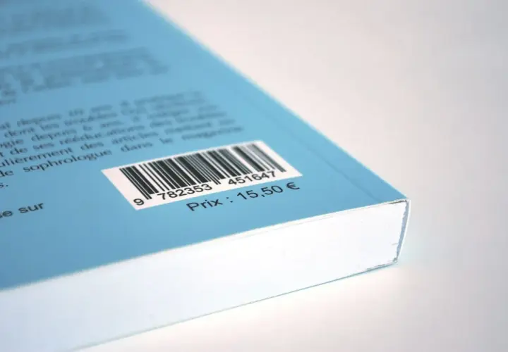 Code-barres ISBN EAN 9782353451647 sur la couverture d'un livre bleu, prix 15,50 €.