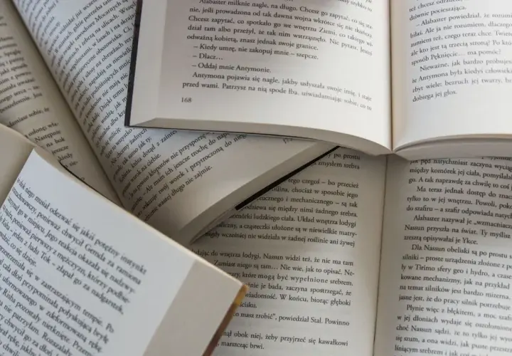 Des livres ouverts, pages remplies de texte, suggèrent la signification de commencer un livre par la fin, une approche narrative intrigante.