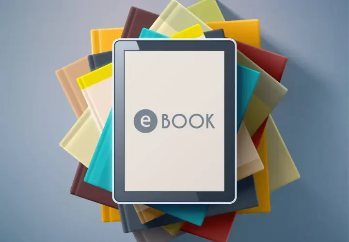 Une tablette affiche "e BOOK" au milieu d'une pile de livres colorés.