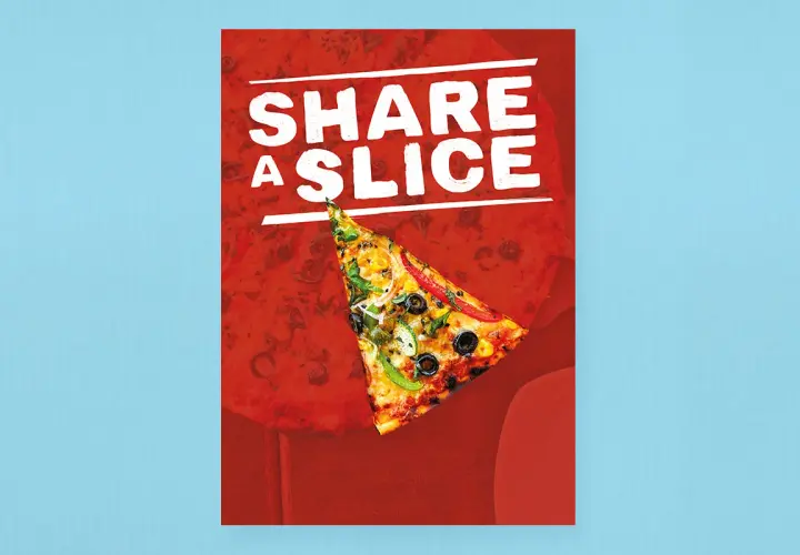 Affiche "Share a Slice" avec une part de pizza garnie. Une invitation à partager un moment gourmand, comme une dédicace livre.