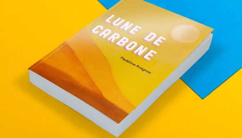 Livre de poche "Lune de Carbone" de Madeline Anagnos, sur fond jaune et bleu. La couverture présente un dégradé orangé et un cercle blanc.