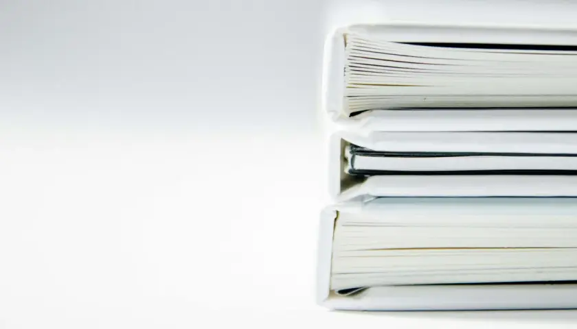 Pile de livres blancs, parfaits pour imprimer un livre en petite quantité.