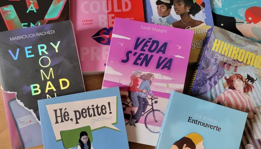 Le top 10 des livres pour adolescent : des couvertures colorées et intrigantes pour de nouvelles aventures.