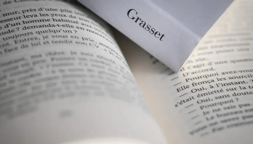 Pages ouvertes d'un livre, avec le nom "Grasset" visible sur une couverture. Un aperçu de la ligne éditoriale de cette maison d'édition.