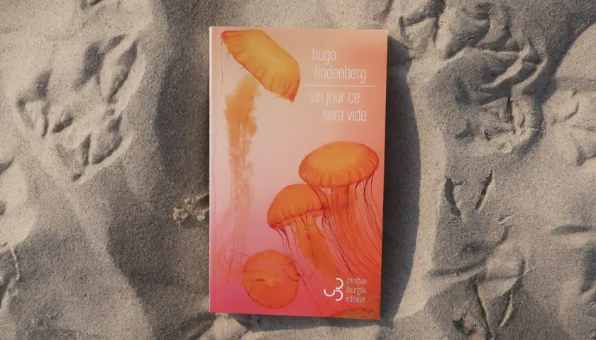 Livre "Un jour ce sera vide" de Hugo Lindenberg sur le sable, avec des traces d'oiseaux. Une méditation sur le temps qui passe.